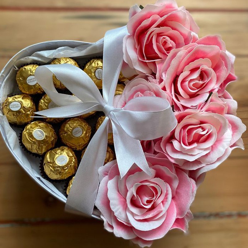 Coffret fleurs et chocolat ferrero